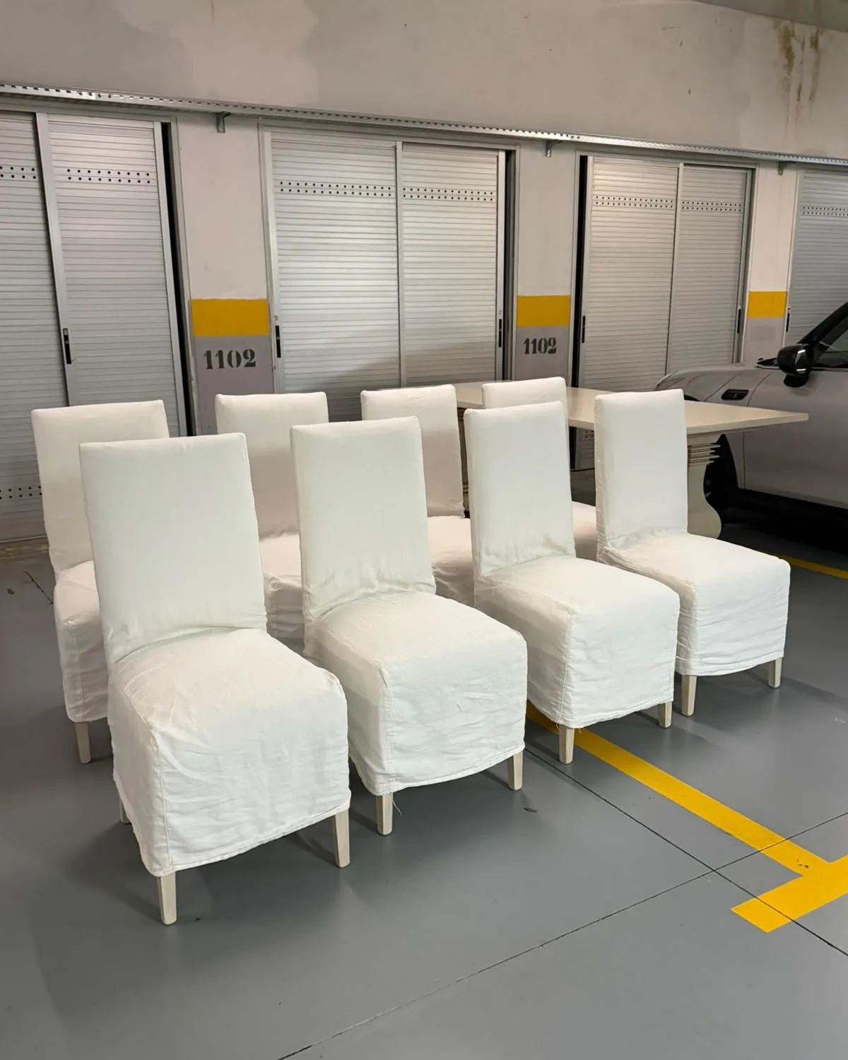 Mesa de comedor con 8 sillas en fundas de lino