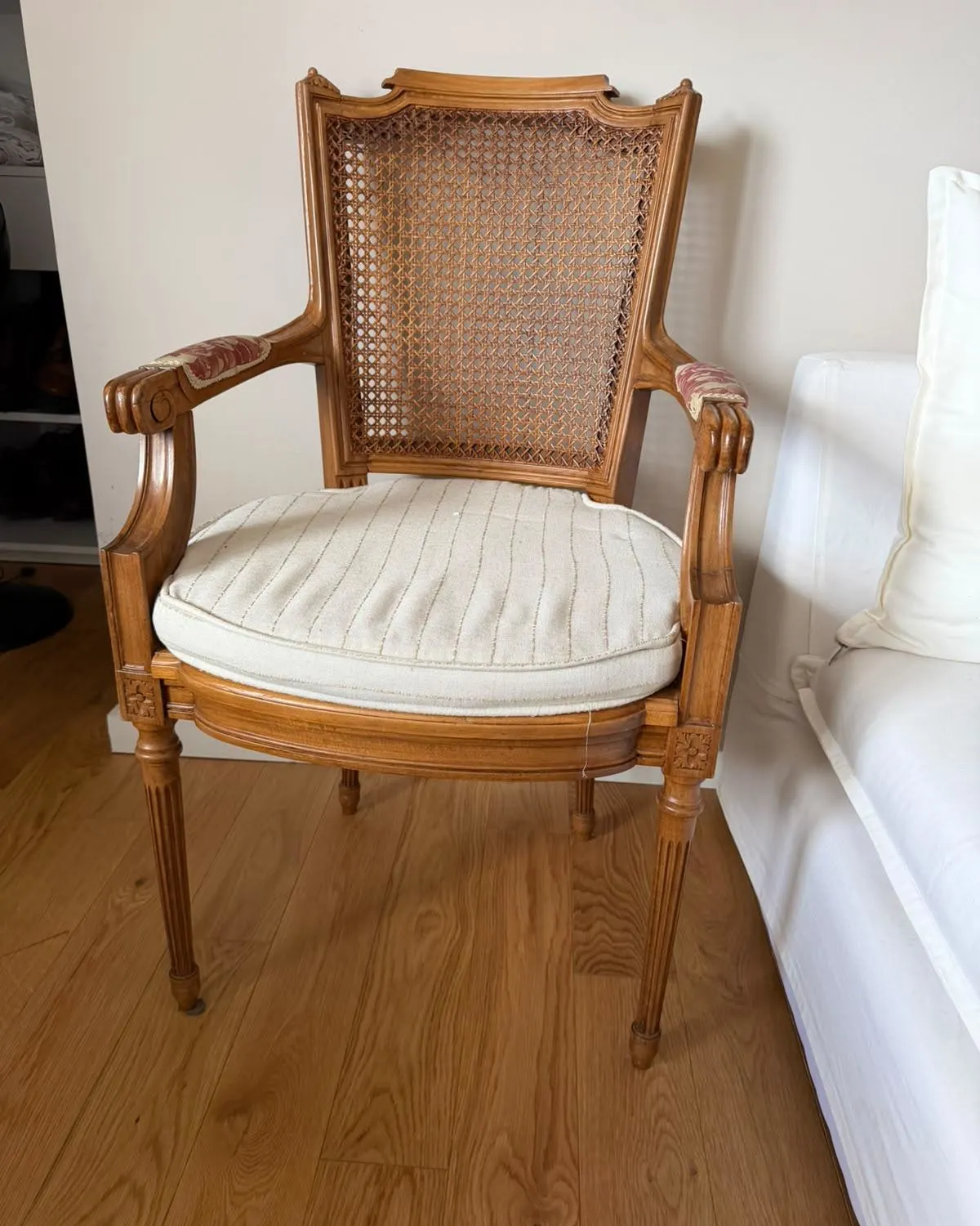 Sillón estilo Luis XVI con respaldo de rejilla