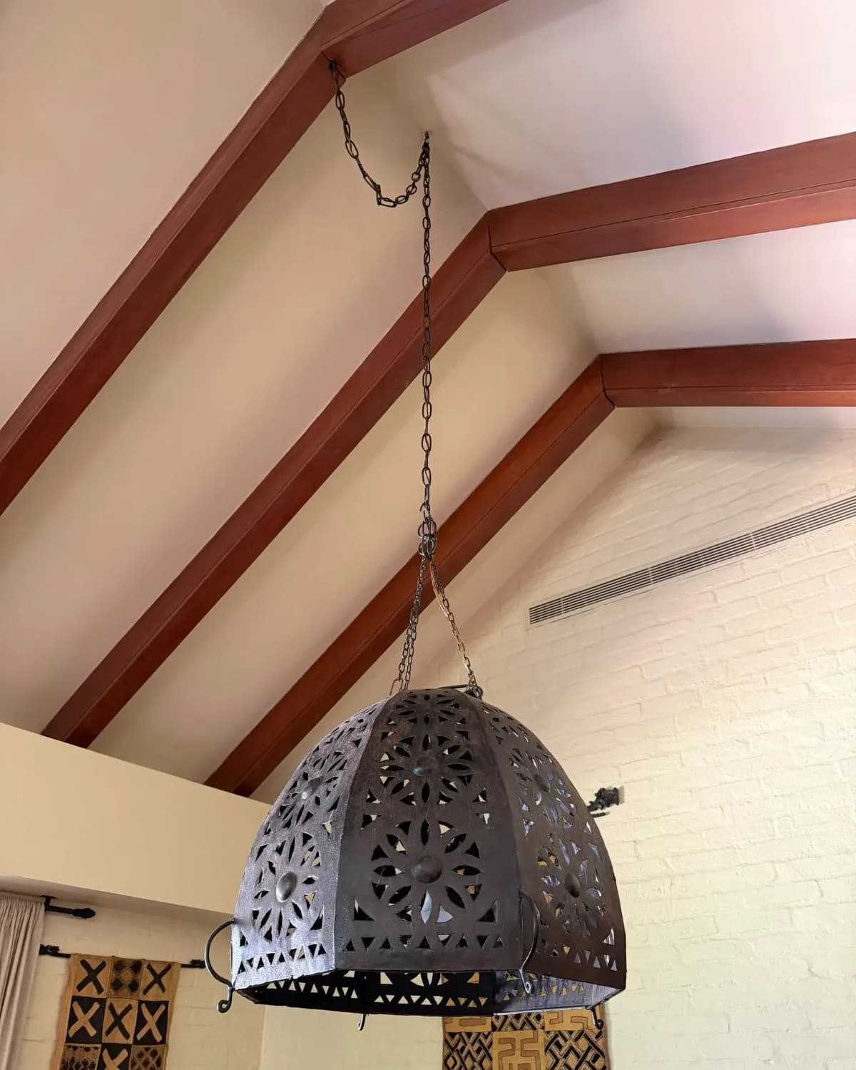 Lámpara colgante de metal calado Marca FEZ