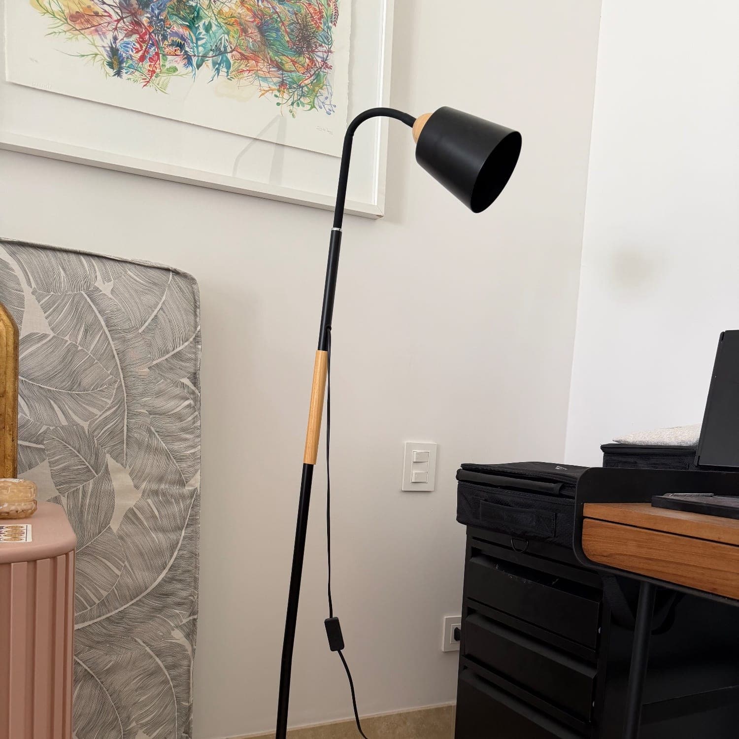 Lámpara de pie negra con detalle de madera