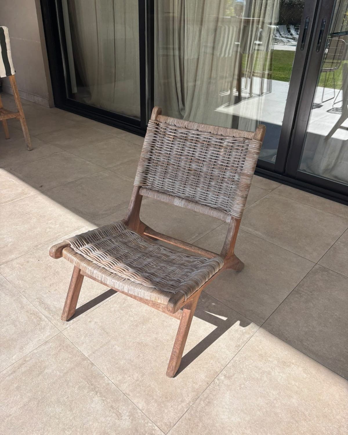 Silla baja de madera y mimbre