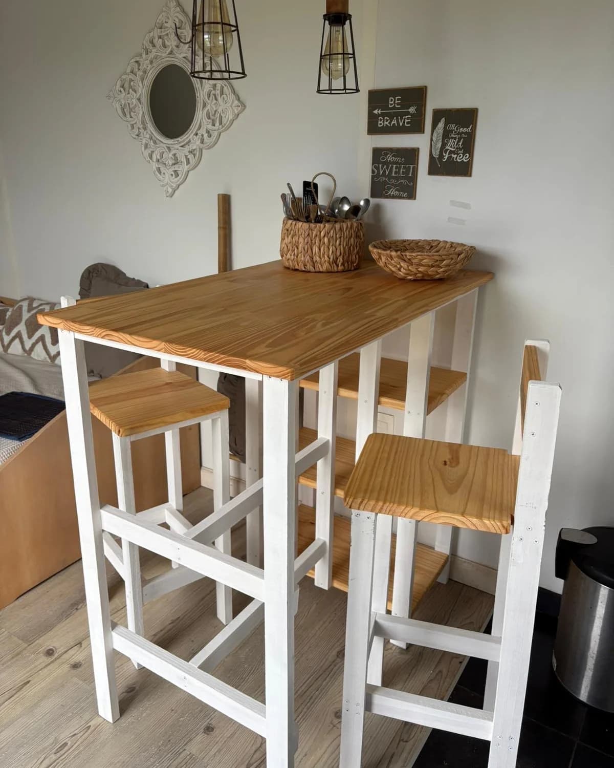 Mesa alta con banquetas de madera