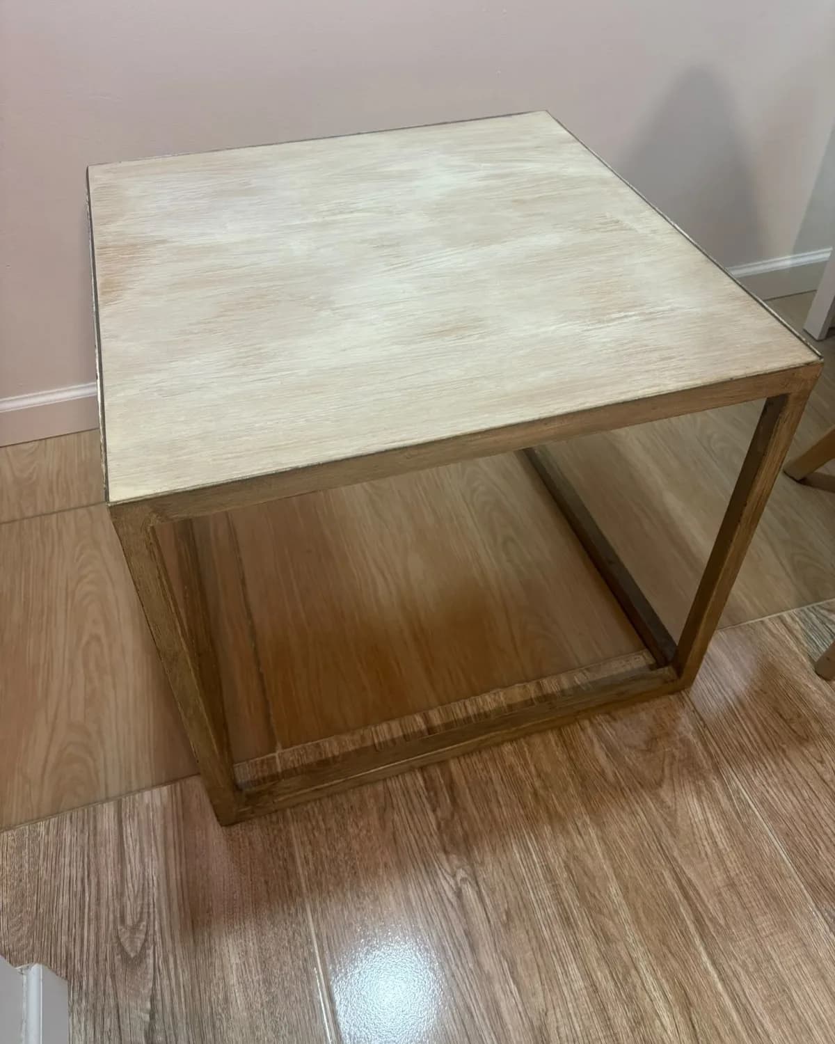 Mesa auxiliar cubo de madera