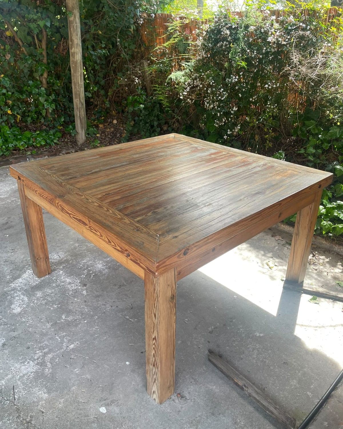 Mesa de pinotea para exterior
