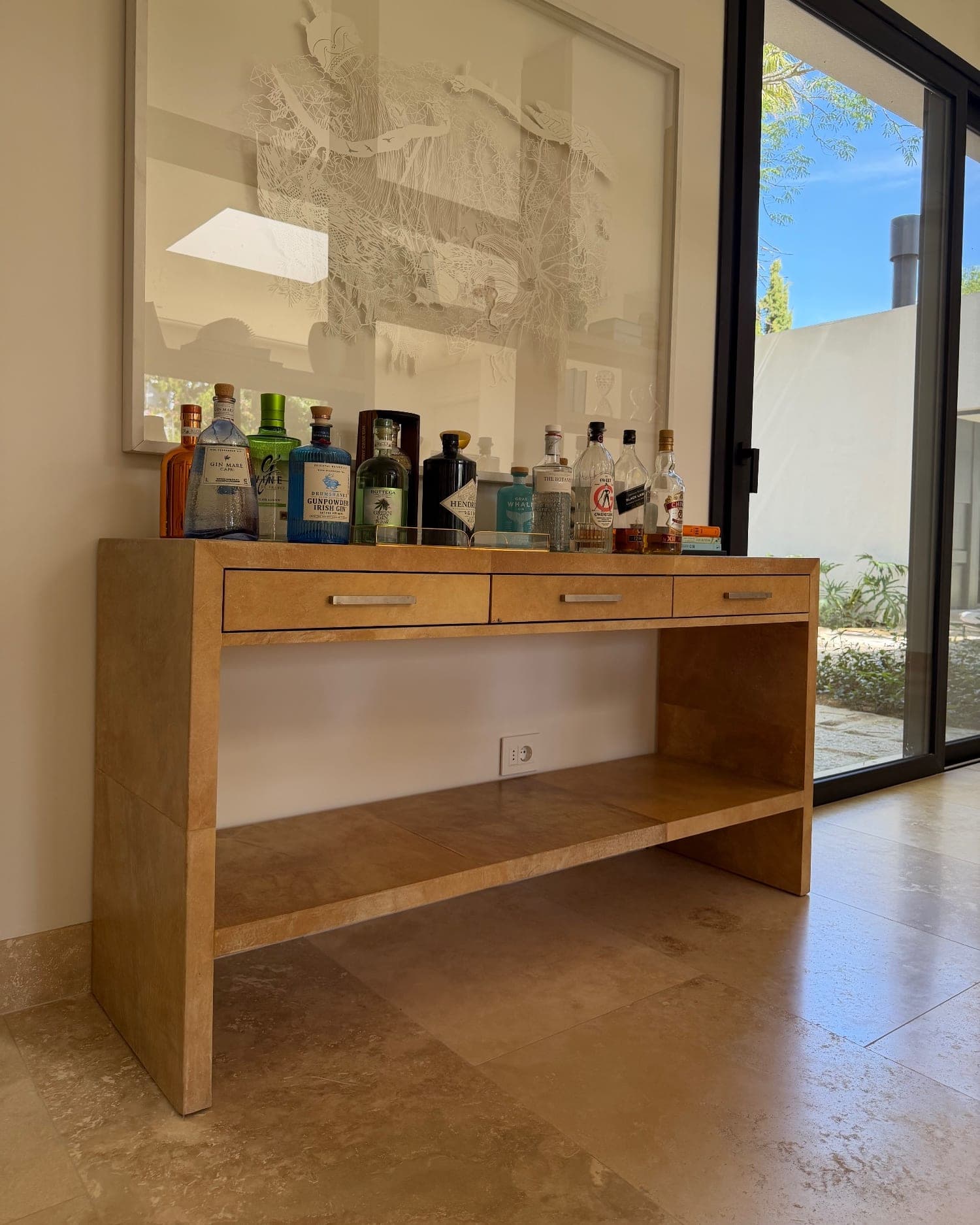 Bar/consola con tres cajones y estante