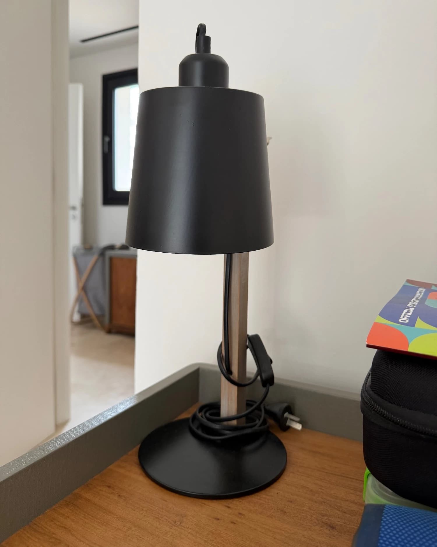 Lámpara de mesa negra con madera