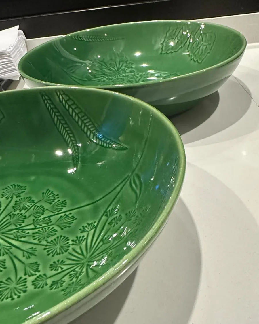 2 Bowls de cerámica verde con motivos florales