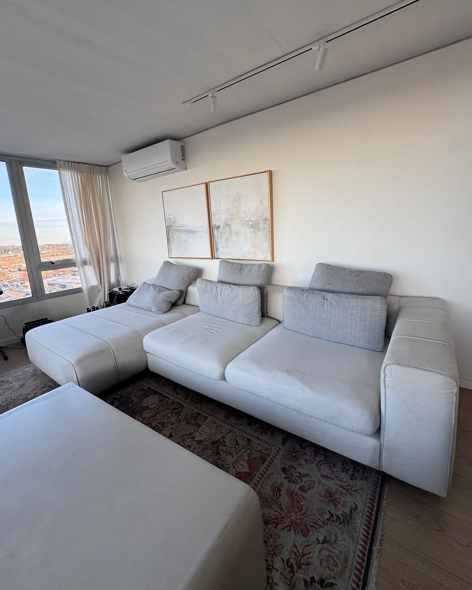 Sofá modular con chaise, de Bertoni