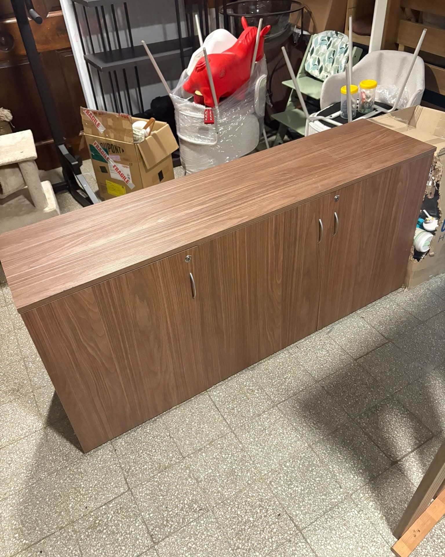 Credenza baja de oficina con puertas