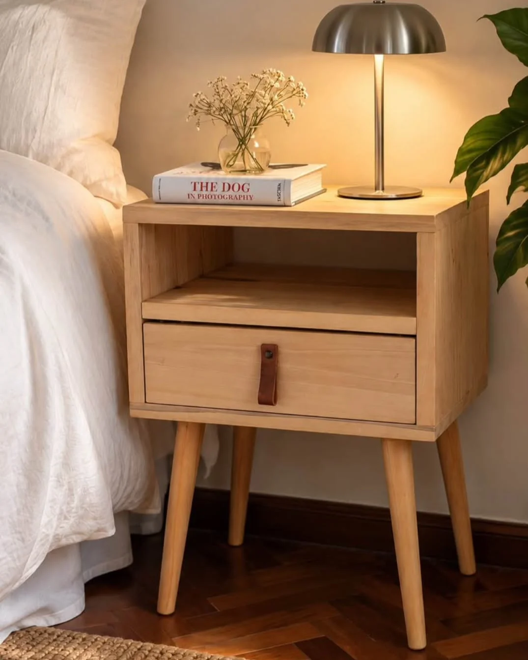 Mesa de luz de madera con cajón
