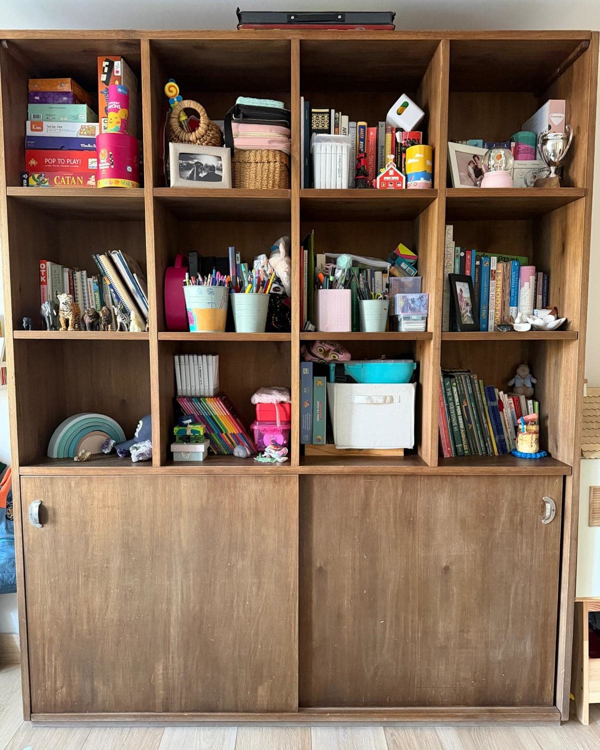 Biblioteca de gran tamaño de madera