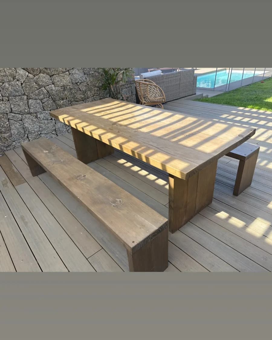 Juego comedor madera pinotea (mesa + 2 bancos)