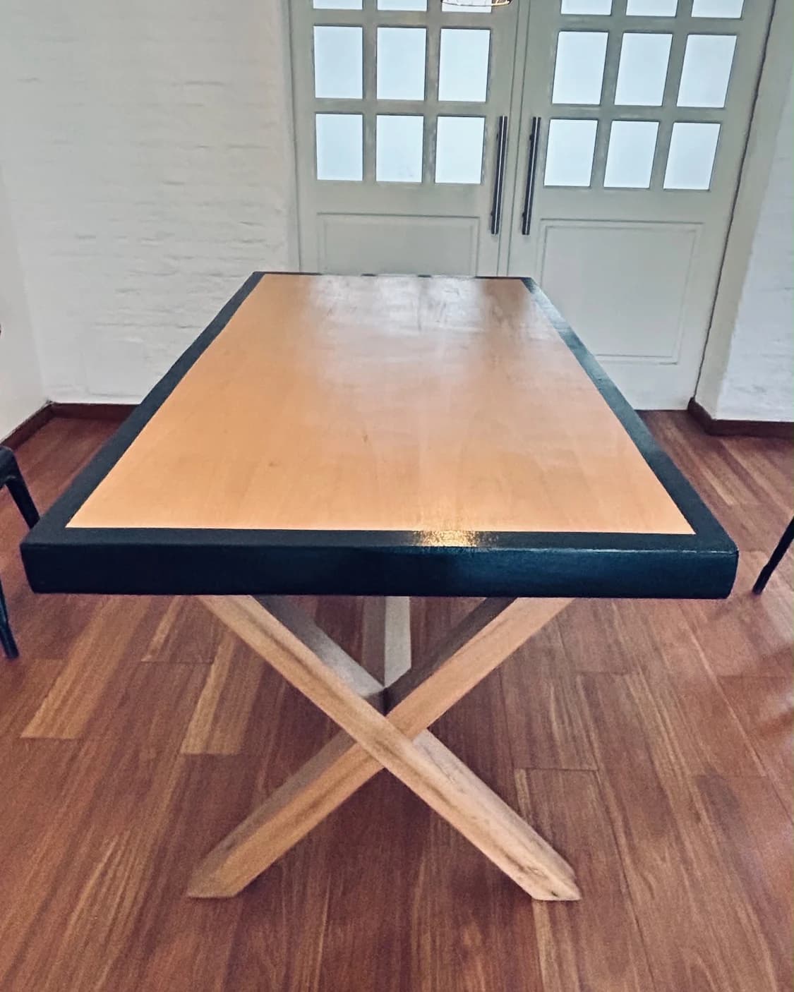 Mesa de comedor con patas cruzadas
