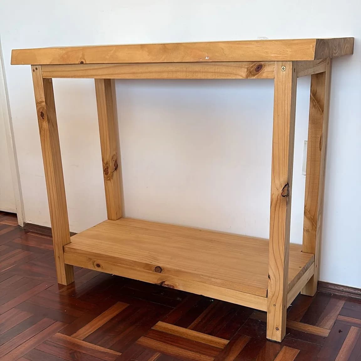 Mesa consola de pino con estante