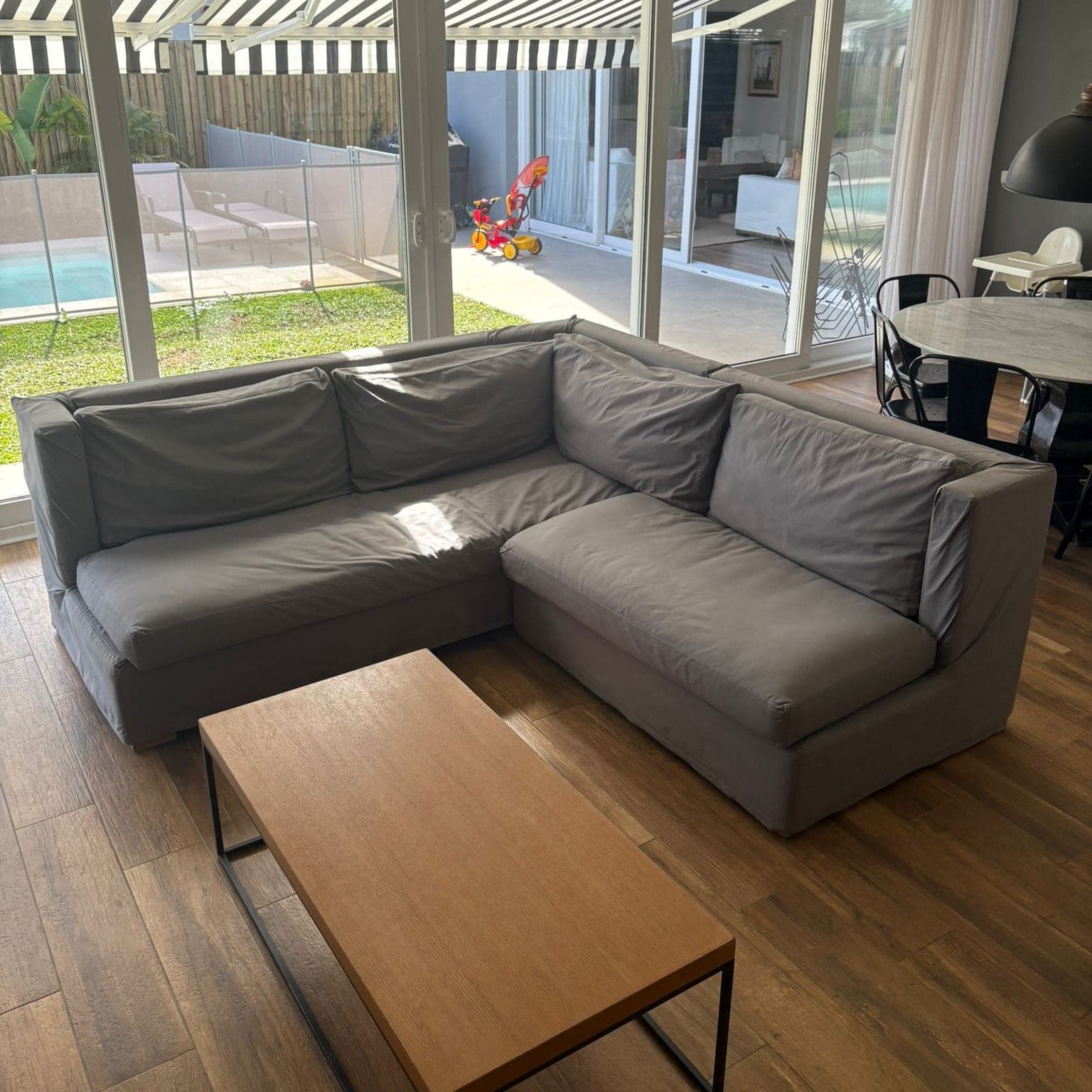 Sillon Rinconero en tela tussor gris
