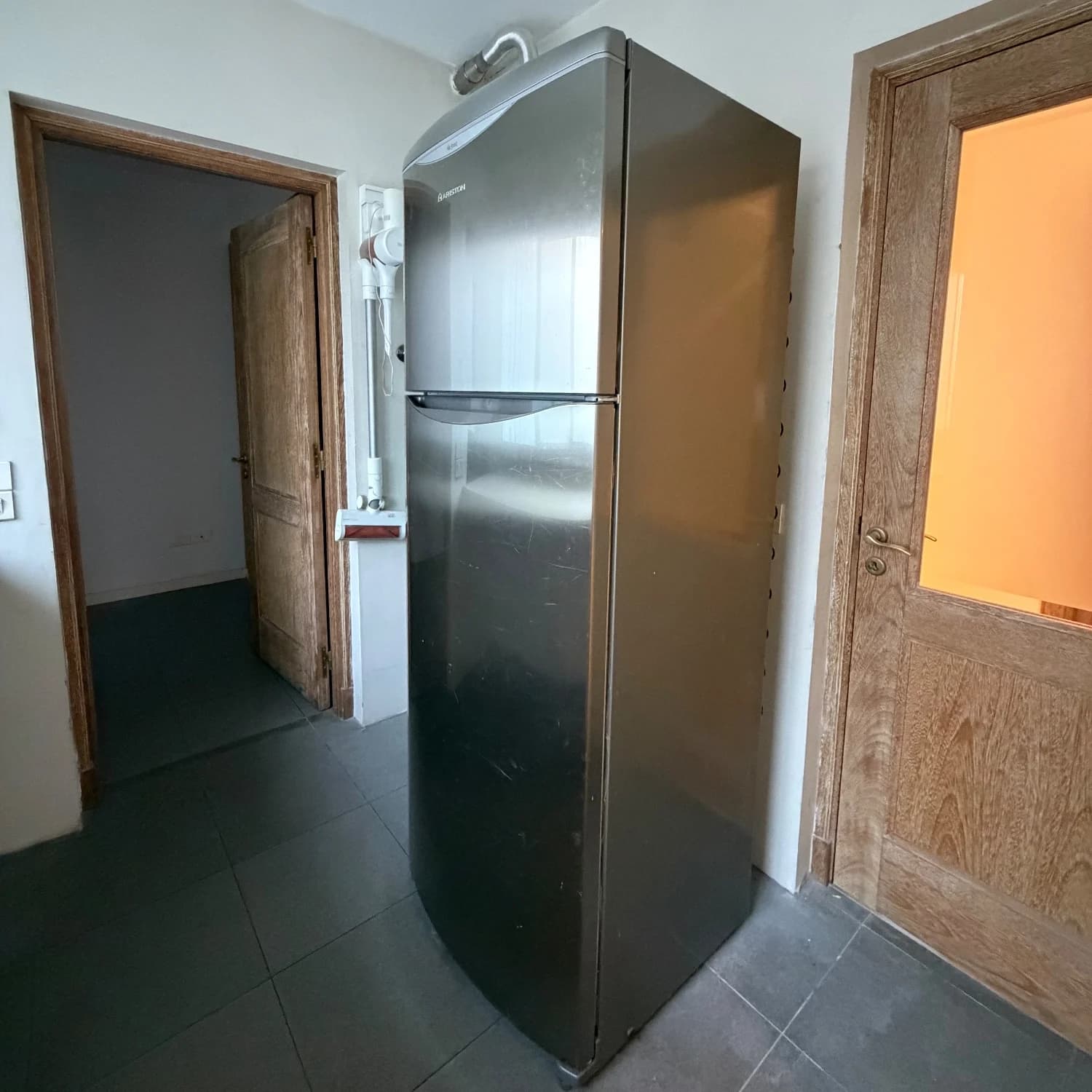 Heladera Ariston con freezer superior