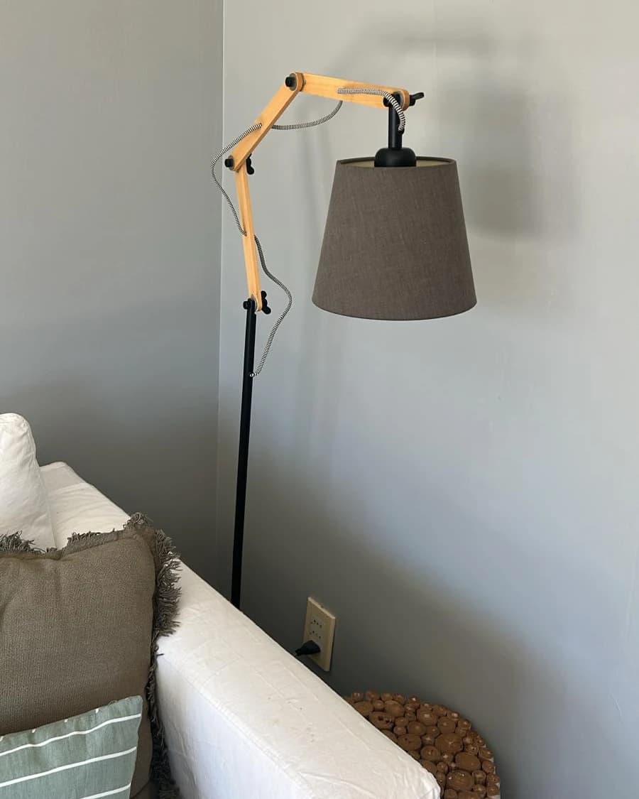 Lámpara de pie articulada con brazo de madera