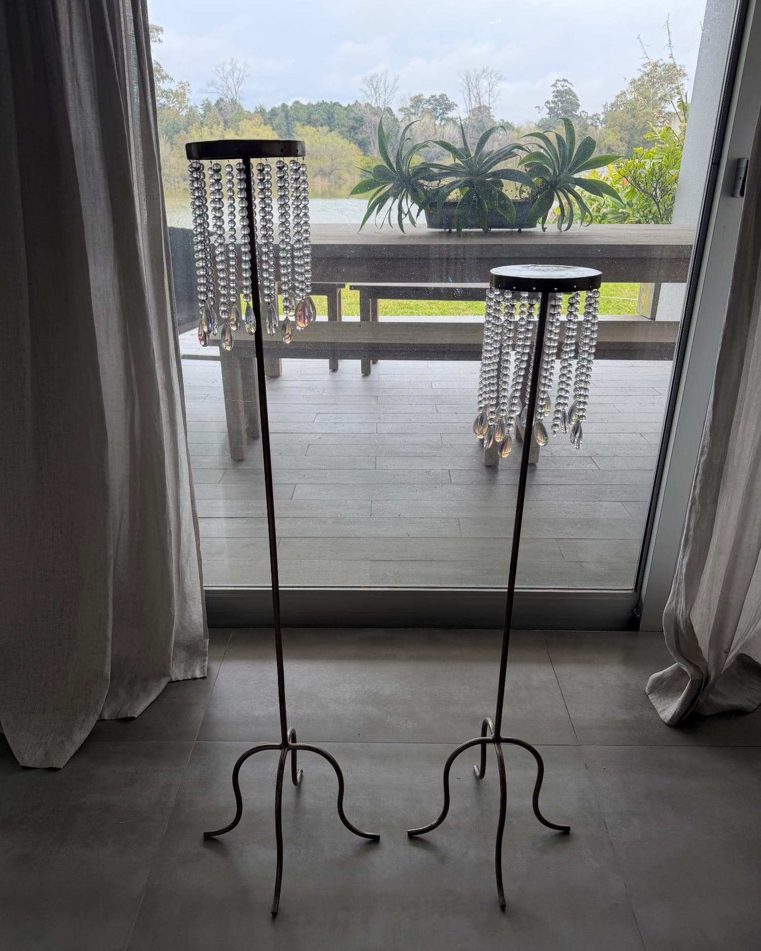 Par de candelabros con caireles colgantes