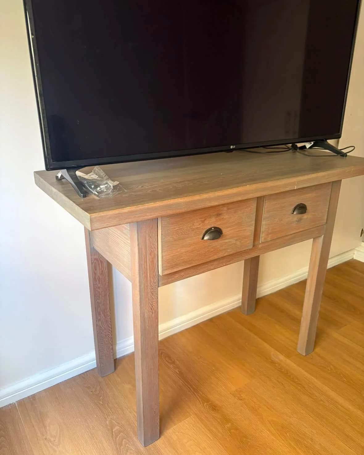 Mesa arrimo de madera con cajones