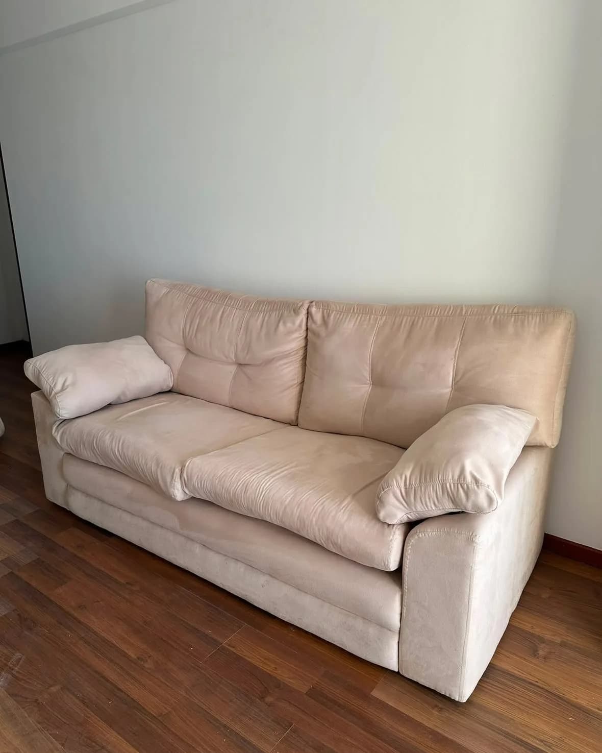 Sofá 2 cuerpos beige tapizado