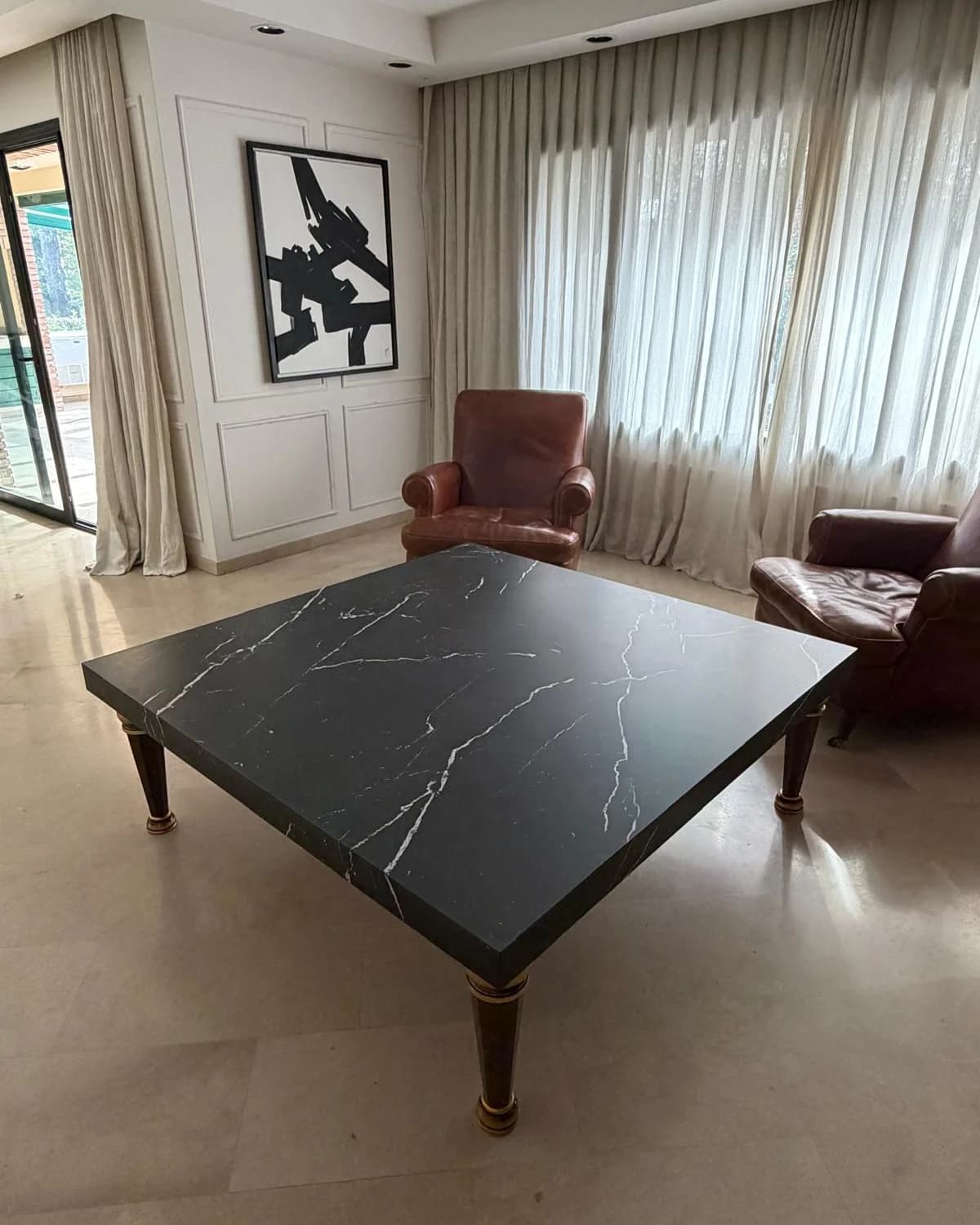 Mesa ratona de mármol negro