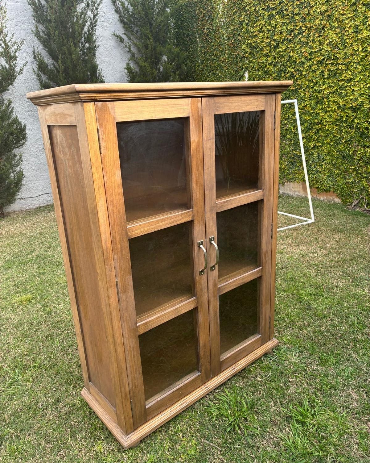 Aparador en madera con puertas vidriadas