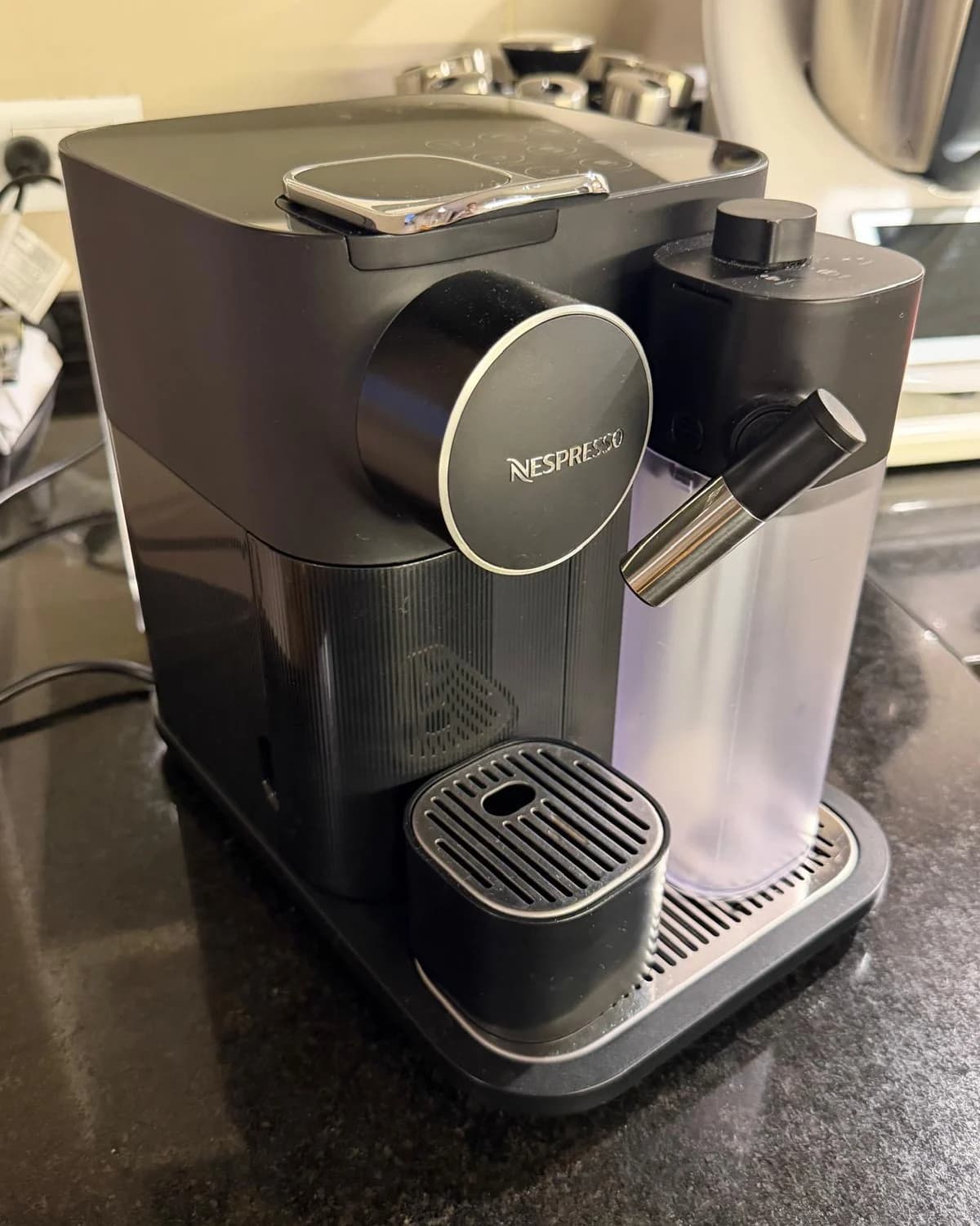 Cafetera Nespresso Gran Lattissima con espumador de leche