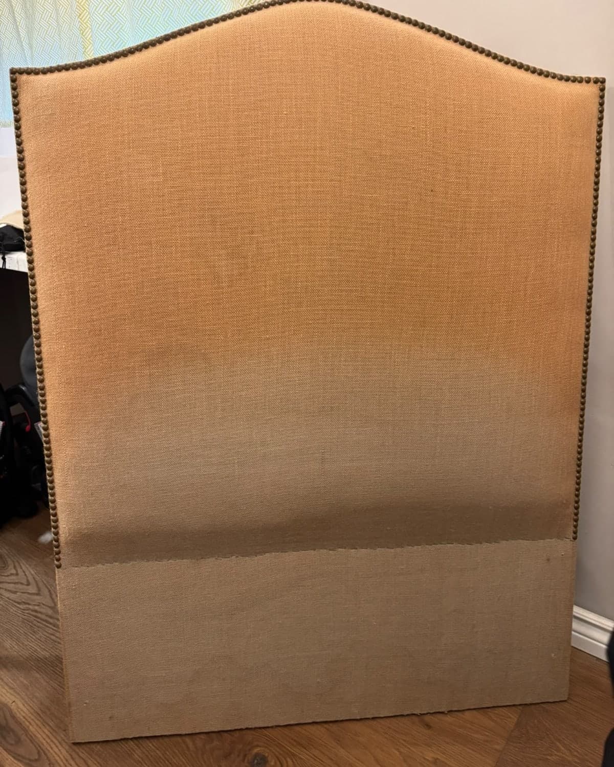 Dos Respaldos de cama tapizado con tachas