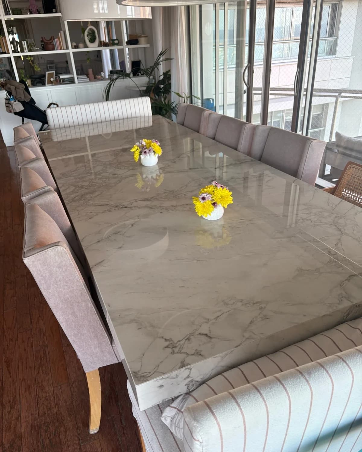 Mesa de comedor con tapa de mármol