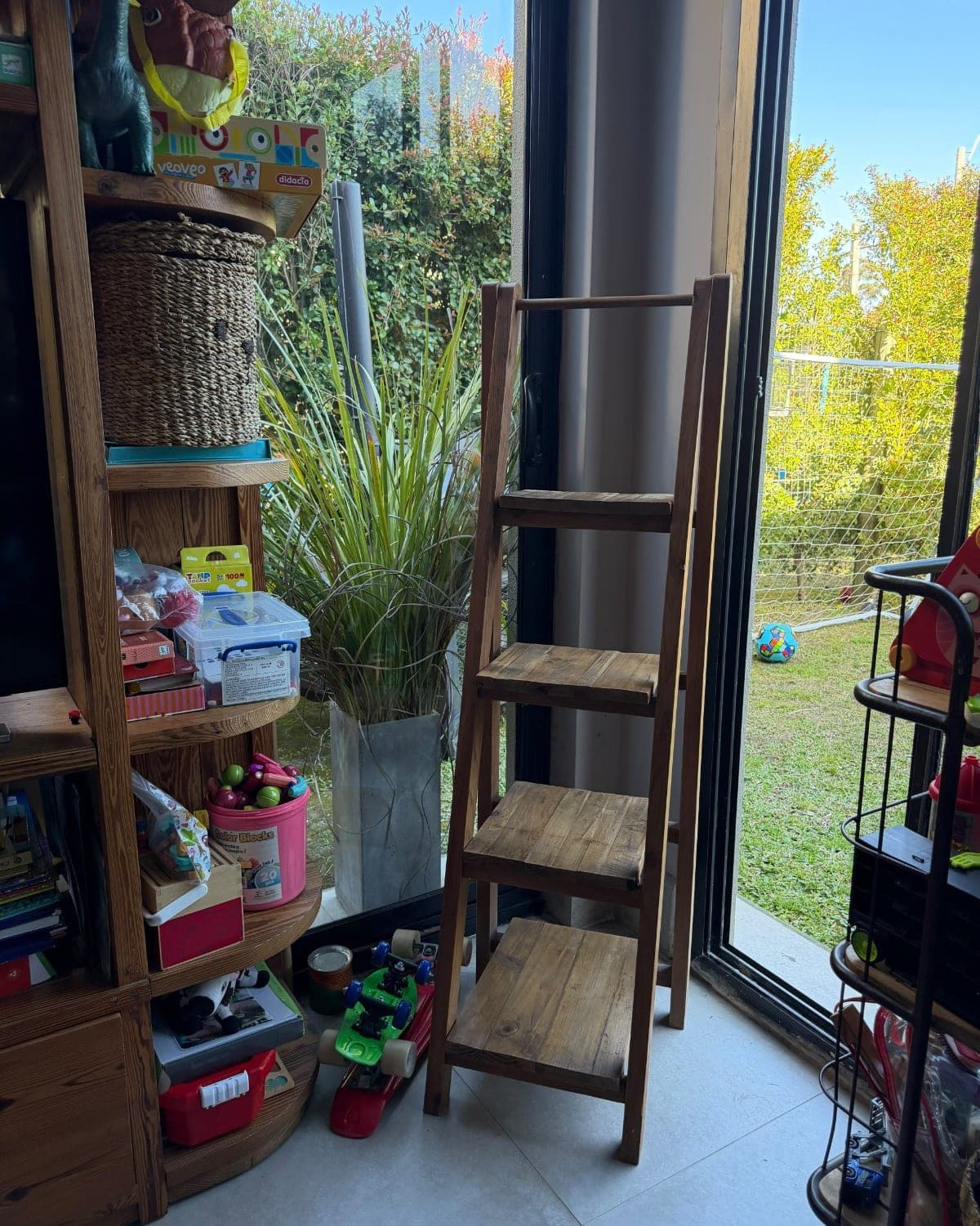 Estantería escalera con bandejas de madera