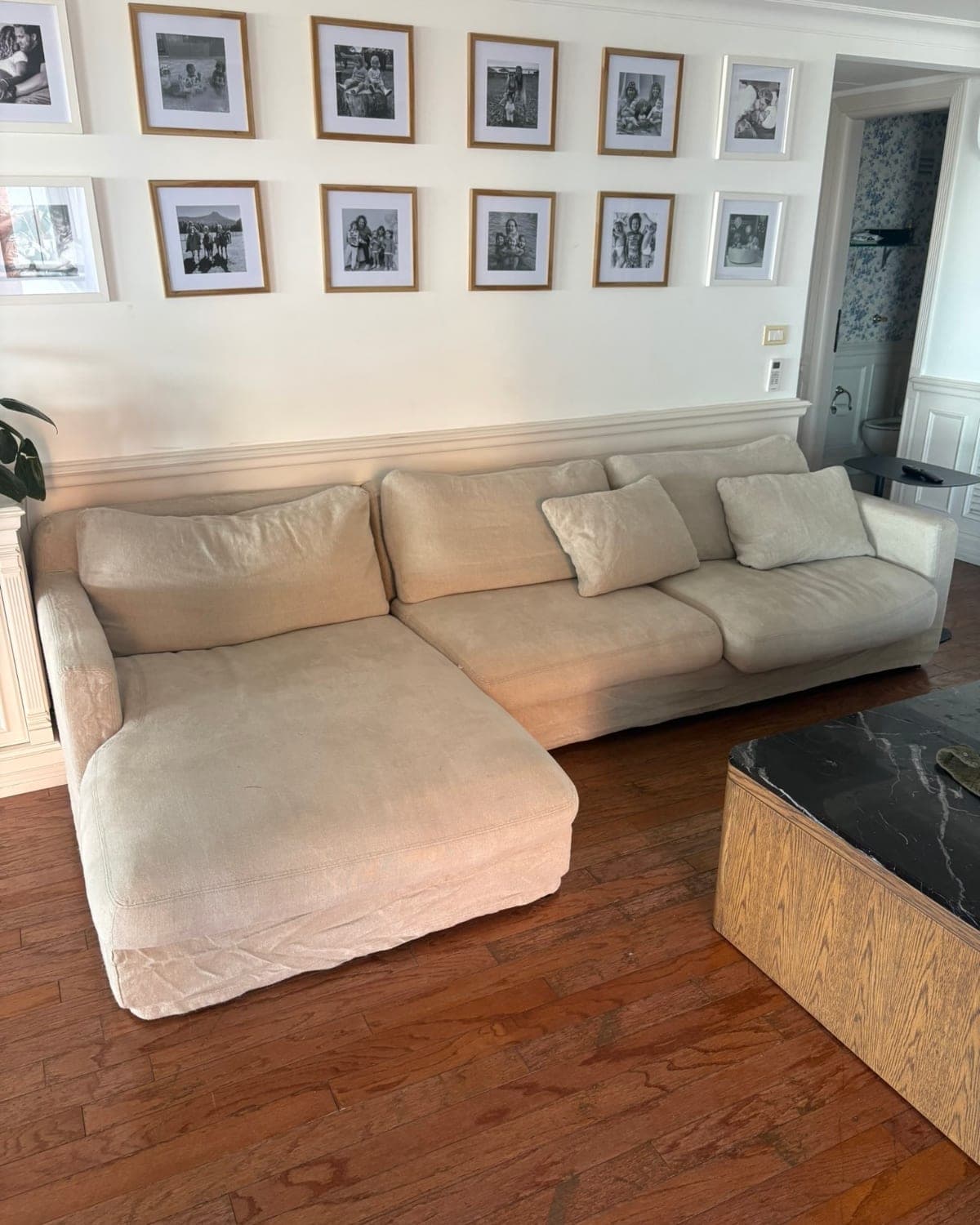 Sofá esquinero con chaise longue beige