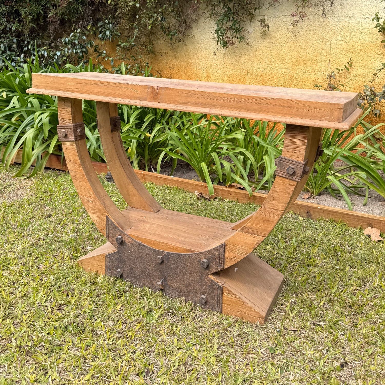 Consola de madera con base curva