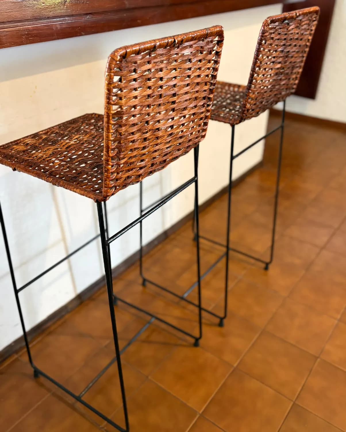 Par de banquetas altas de mimbre y hierro
