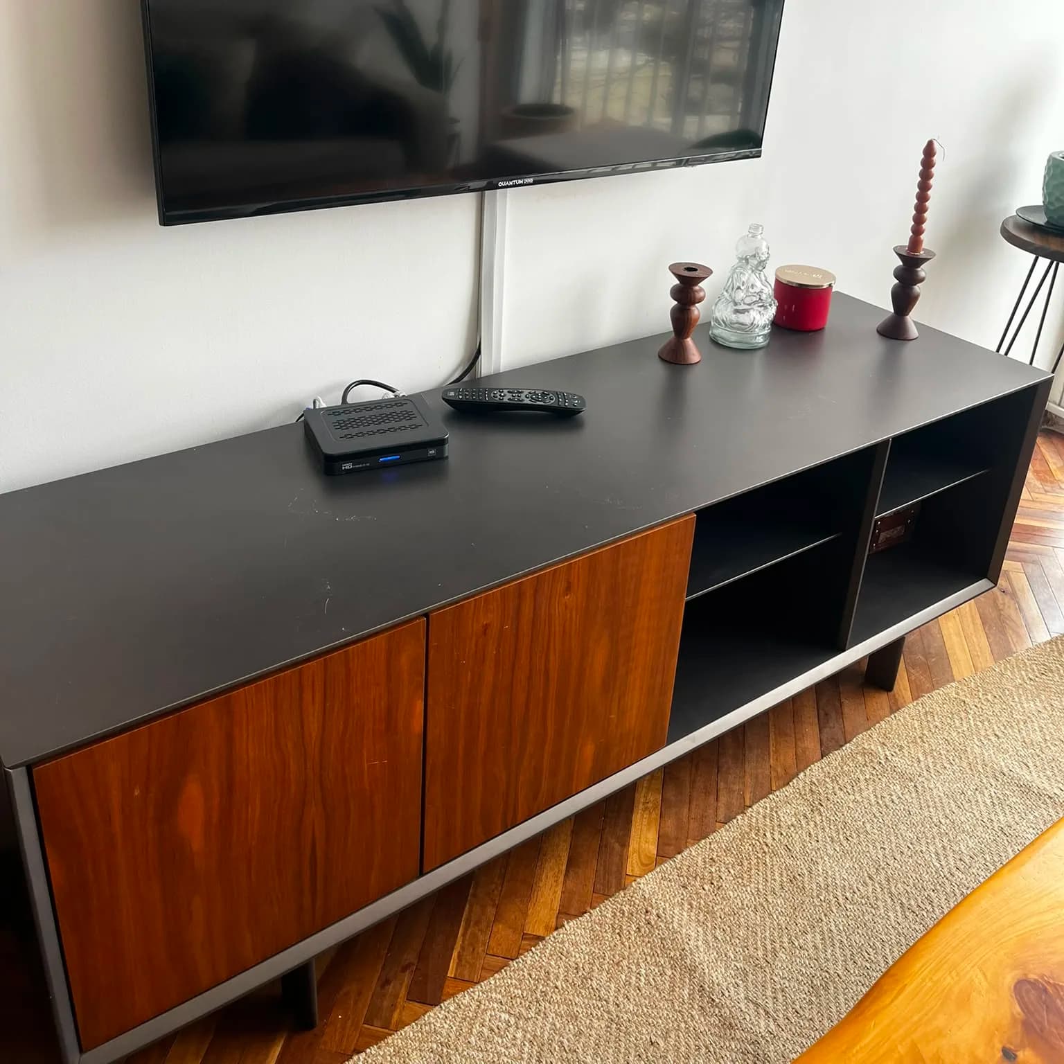 Rack negro con madera