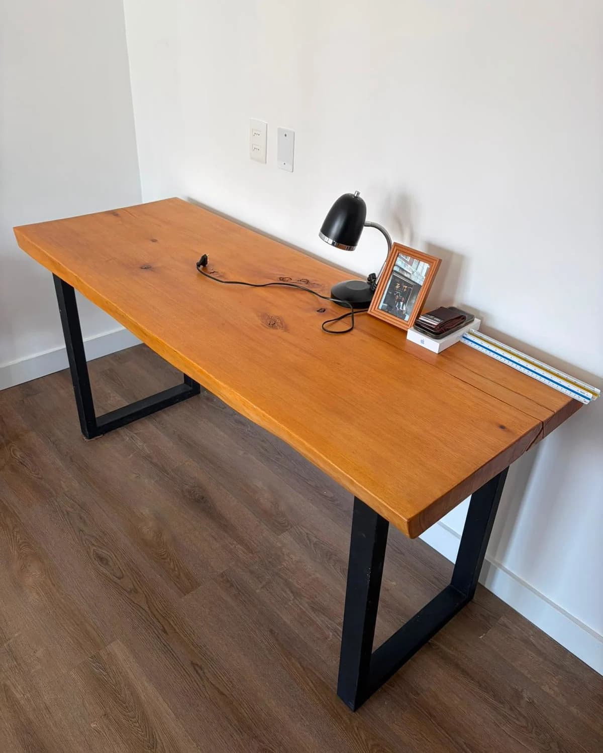 Escritorio de madera maciza con patas de hierro