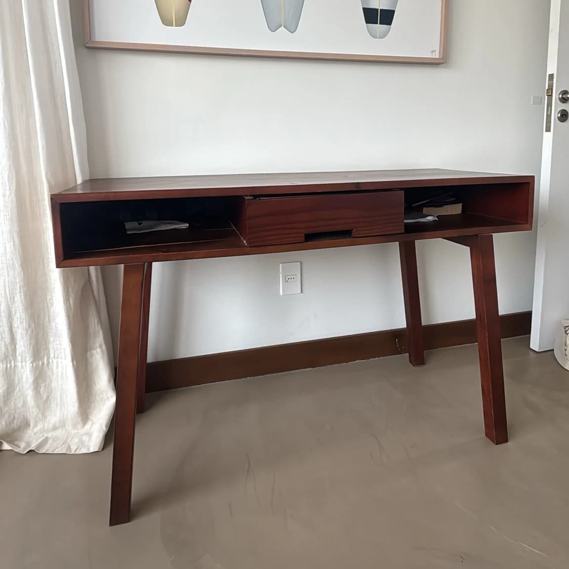 Escritorio de madera con detalle