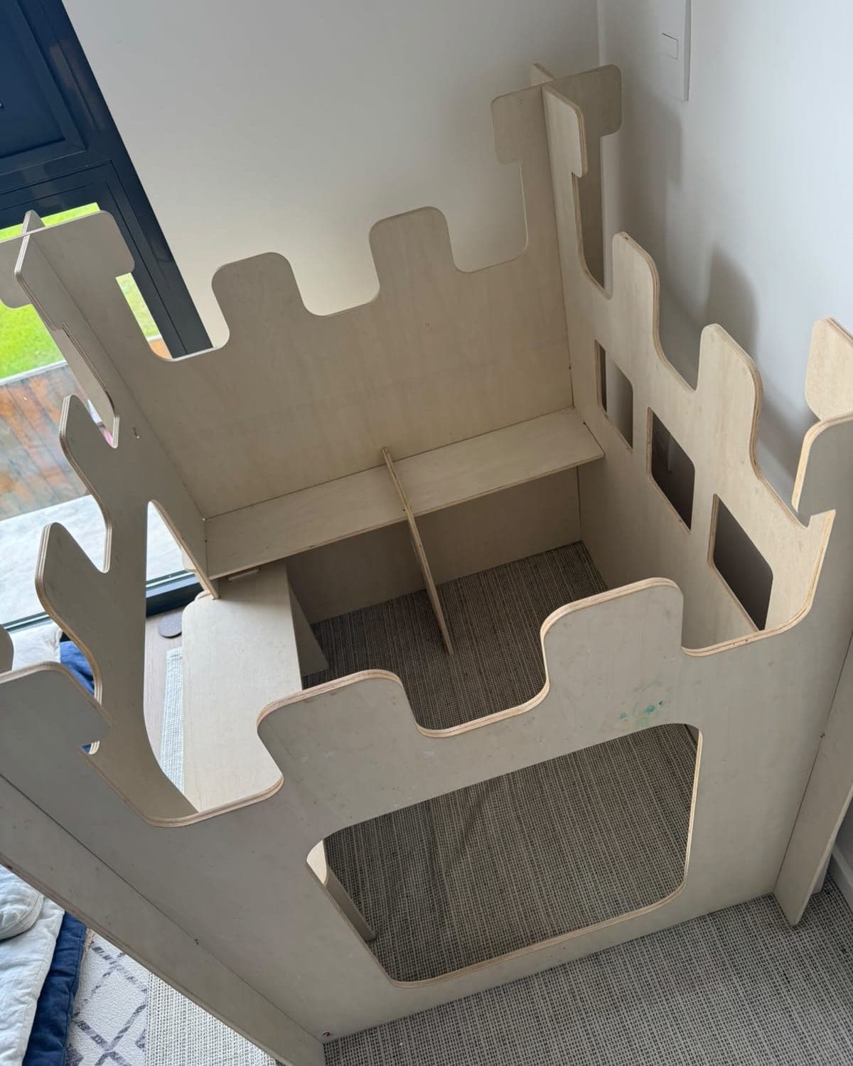 Castillo de juego de madera con cocinita