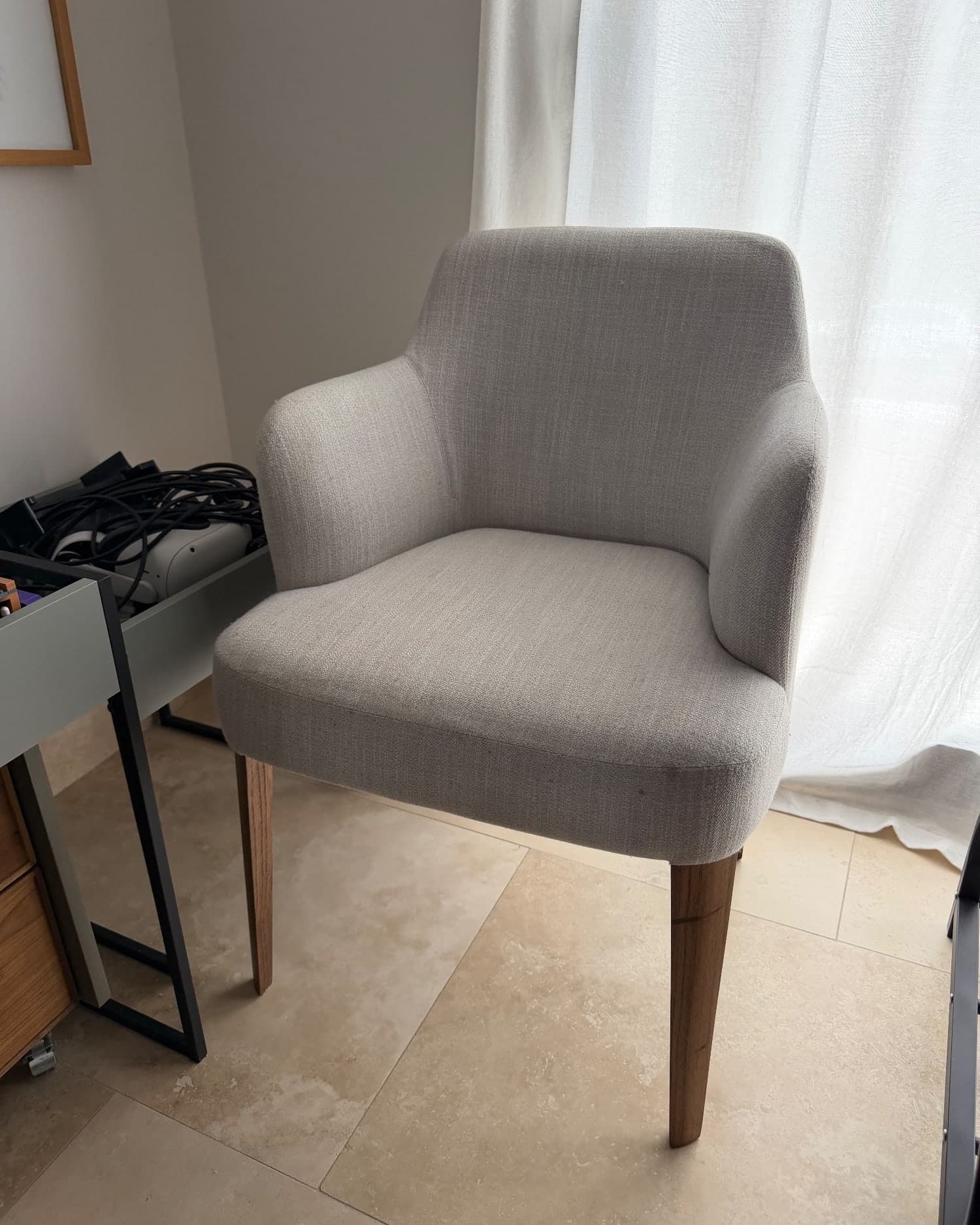 Silloncito tapizado gris con patas de madera