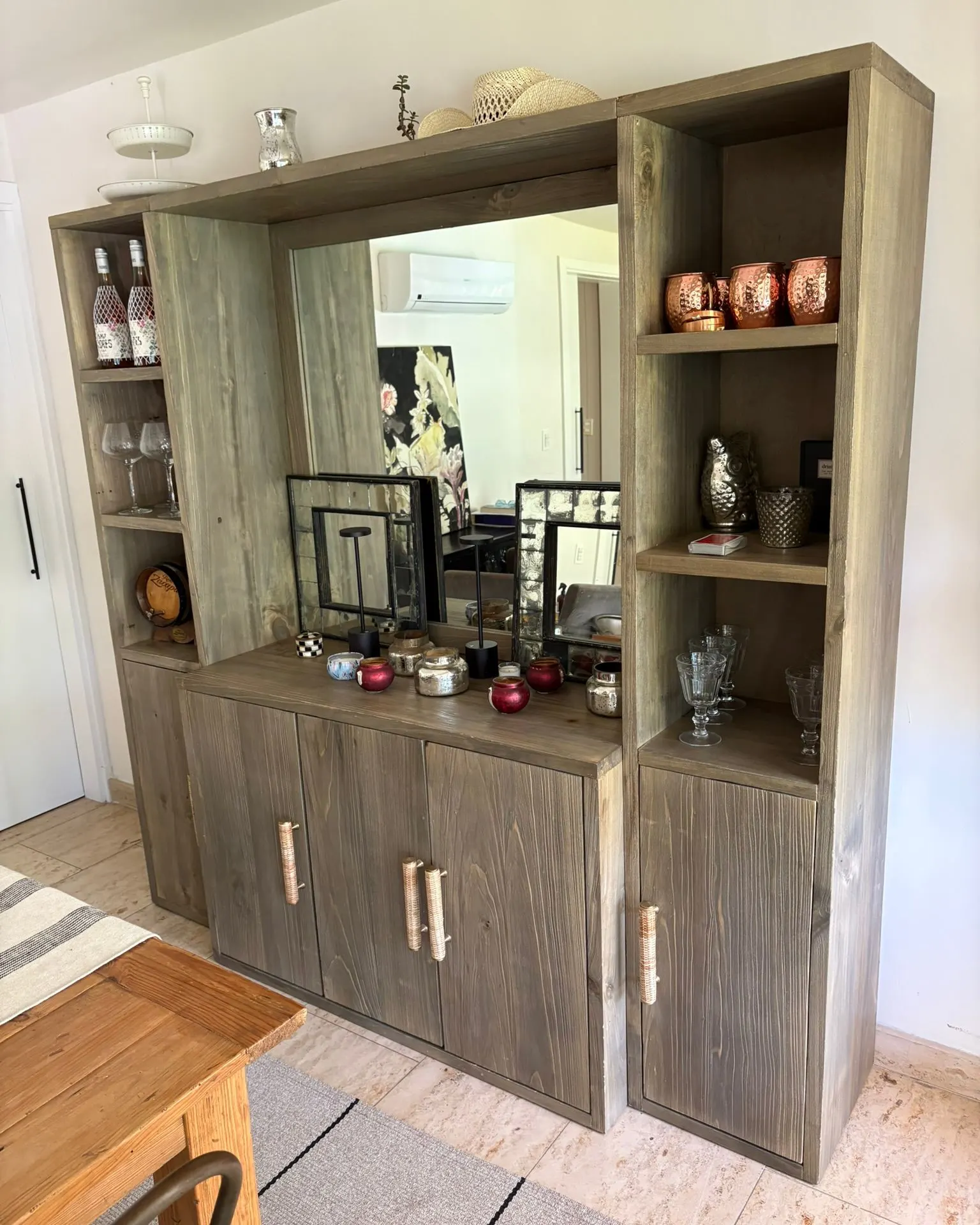 Mueble bar con espejo y estantes