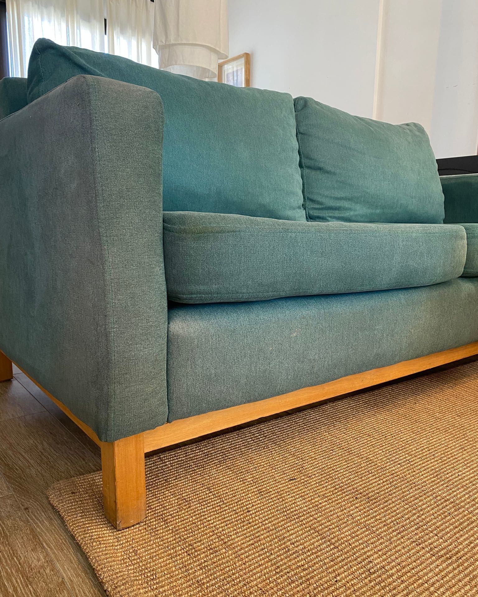 Sillon verde con base de madera