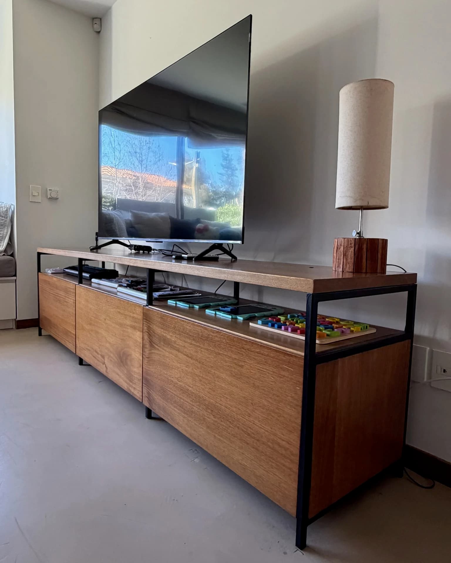 Aparador Decopiq madera maciza y hierro