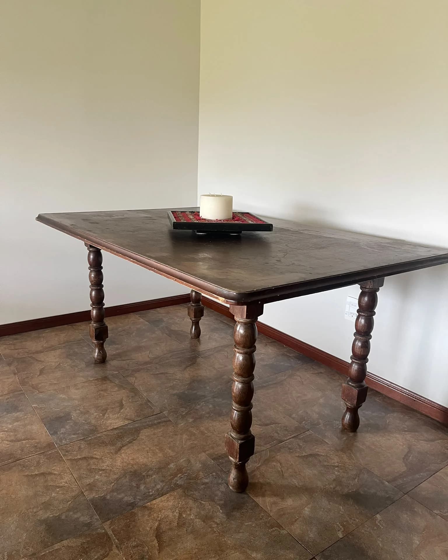 Mesa de Roble con patas torneadas