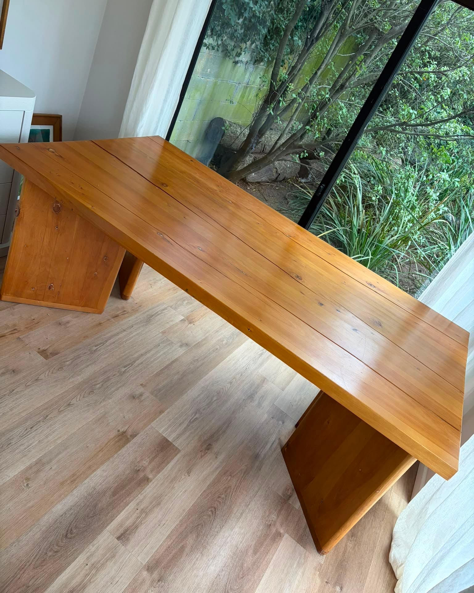 Mesa de comedor de pino, con lustre