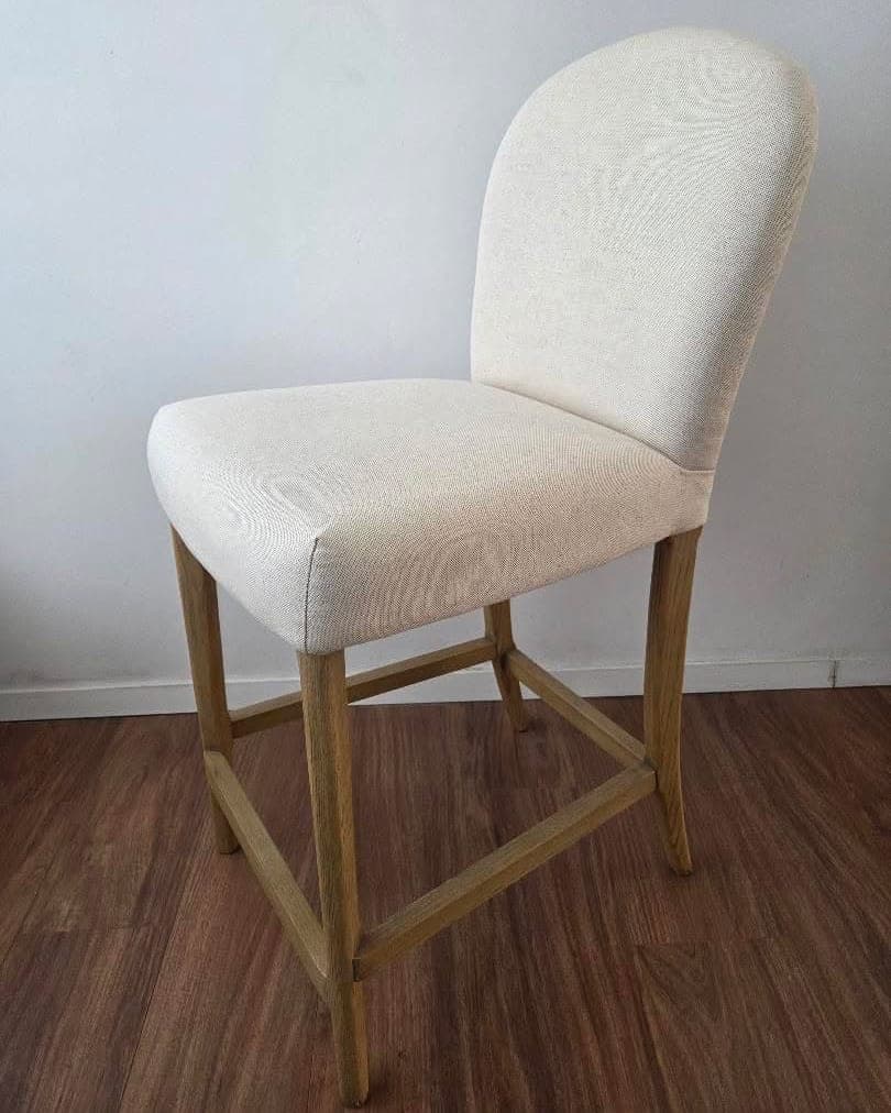 4 Banquetas altas tapizadas con tachas