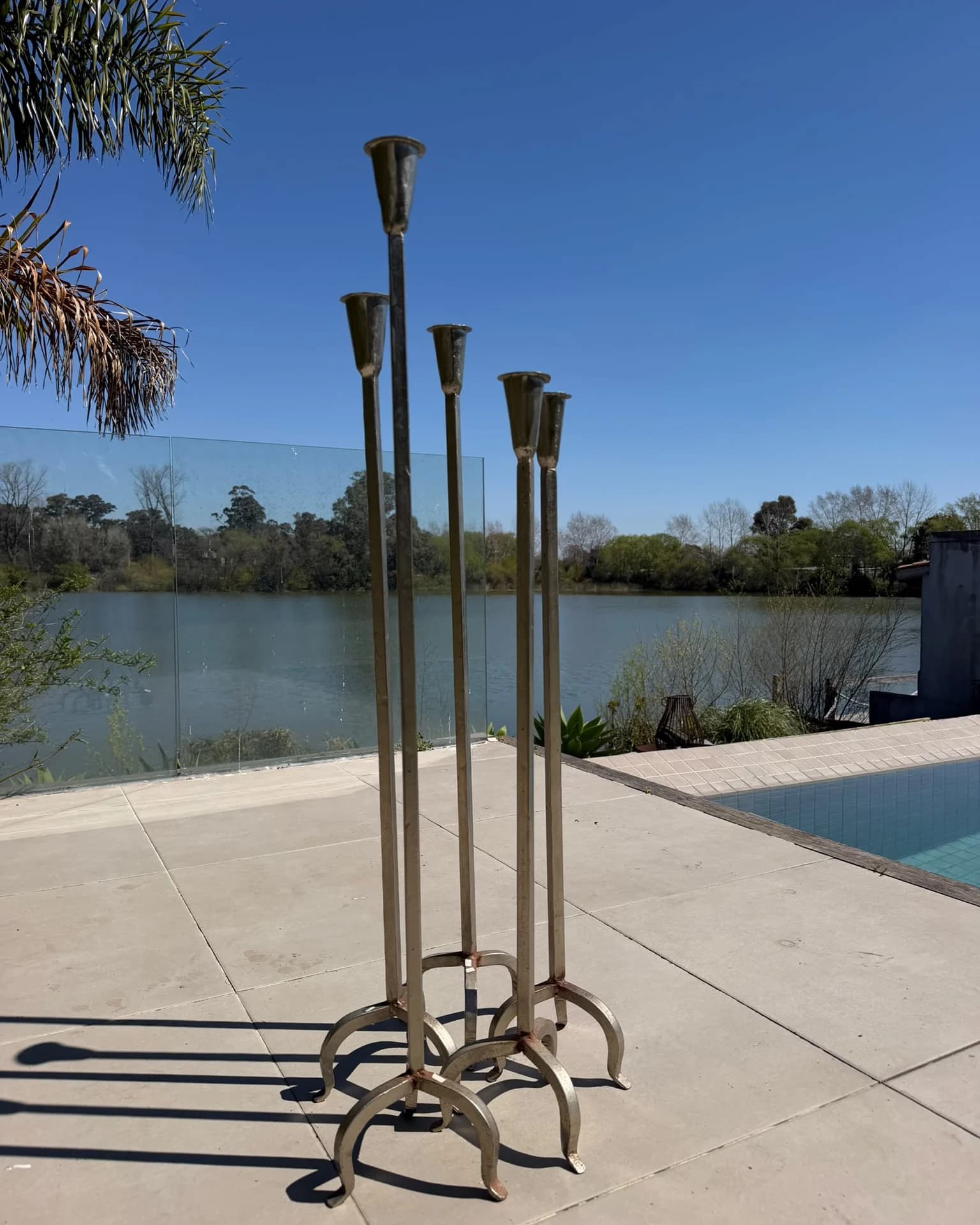Set de candelabros altos de metal