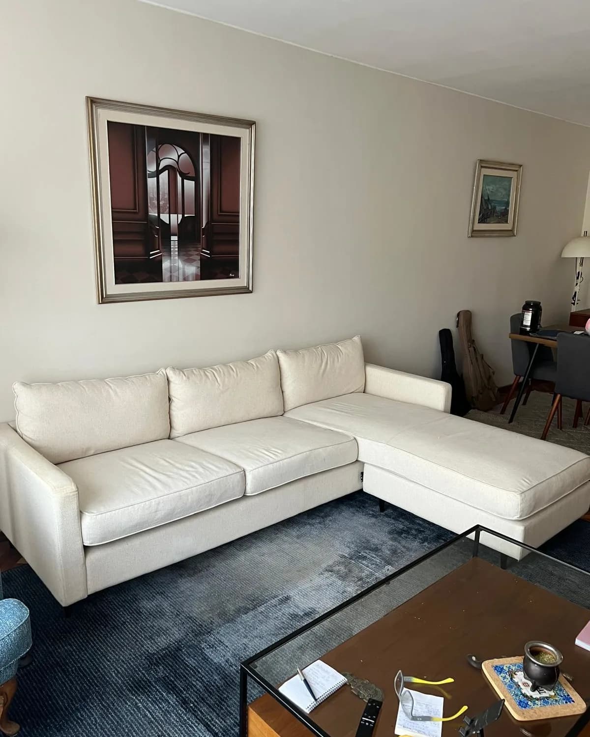 Sofá esquinero tapizado color crudo