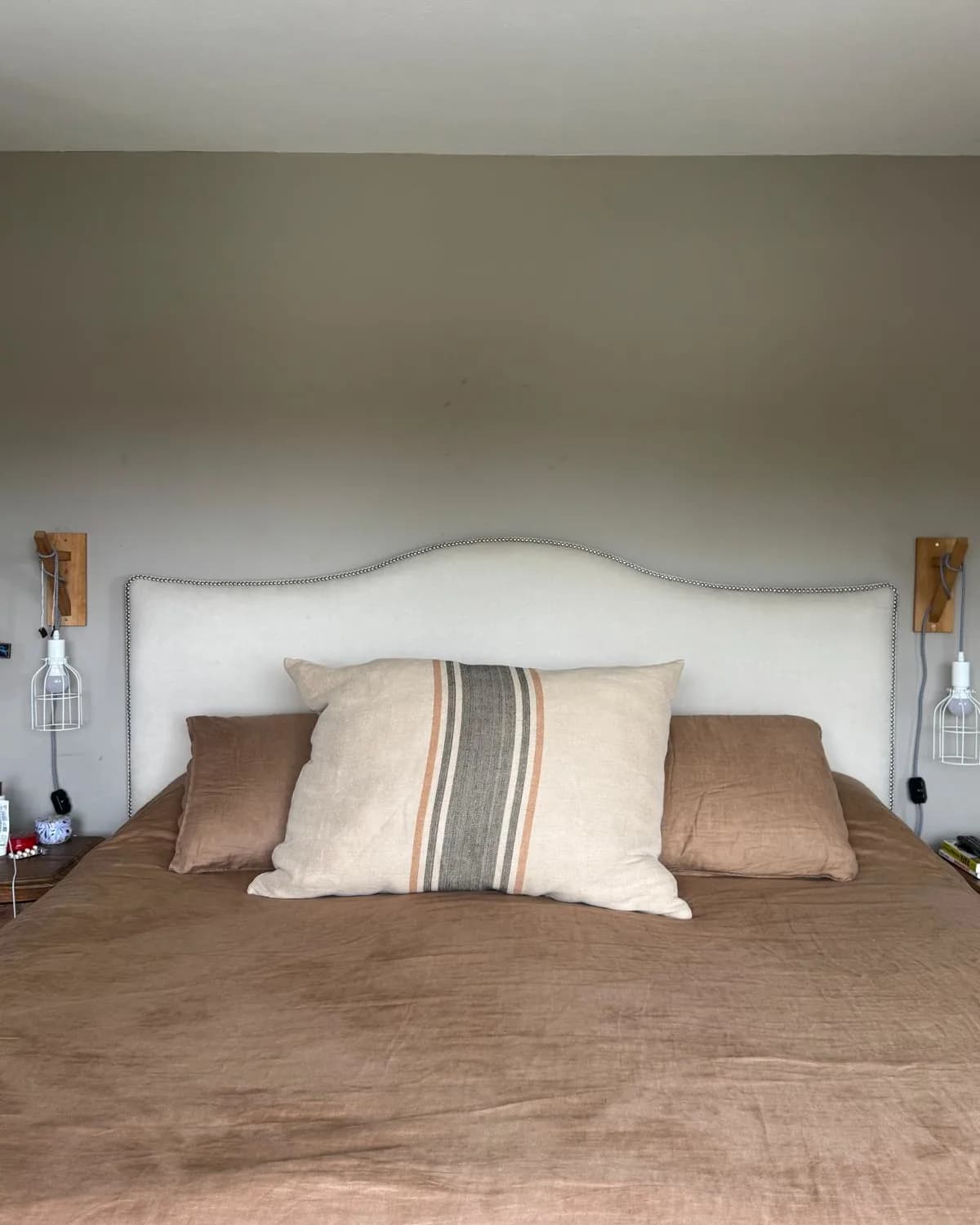 Respaldo de cama tapizada con tachas