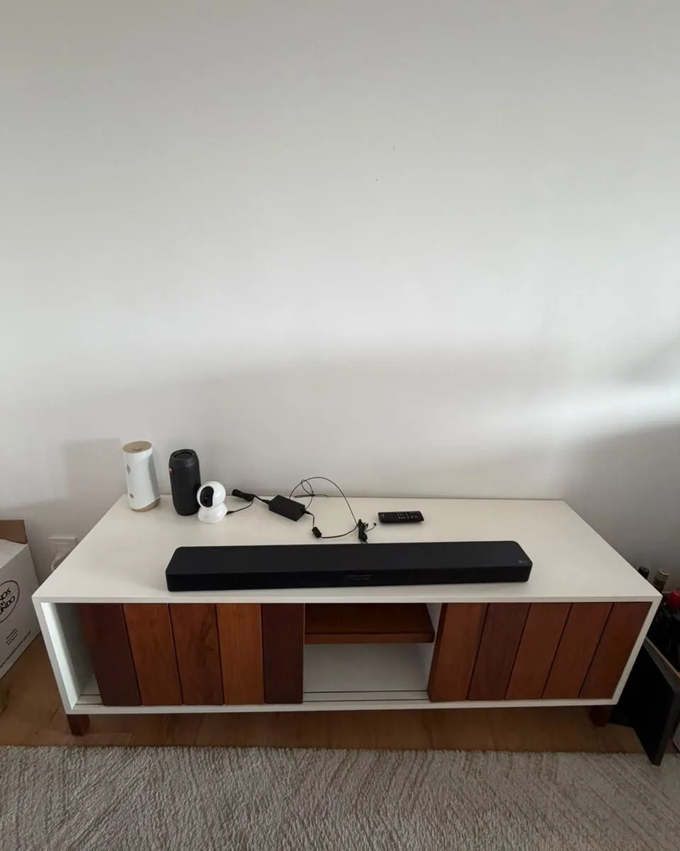 Rack TV de madera y blanco
