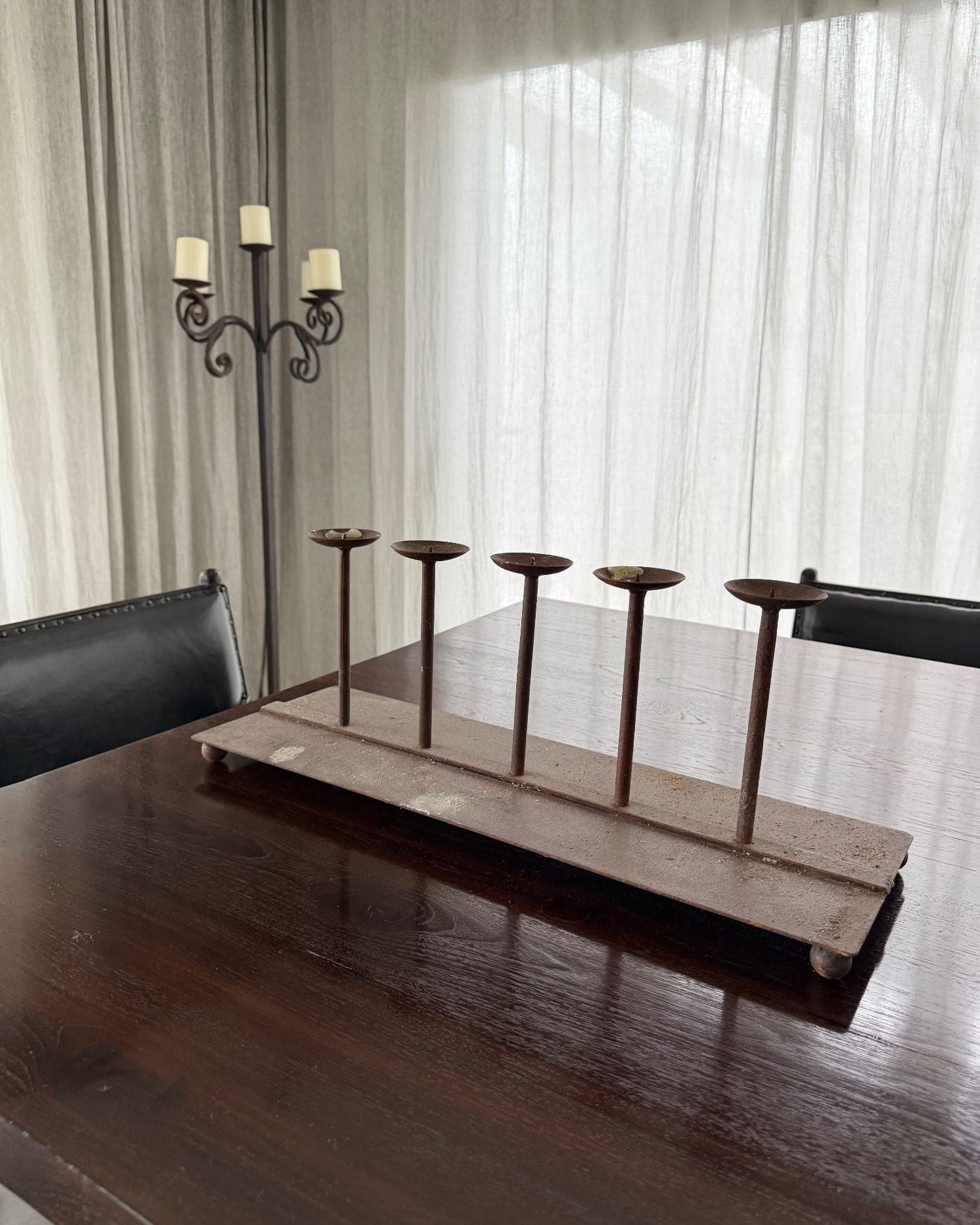Candelabro de metal con base rectangular