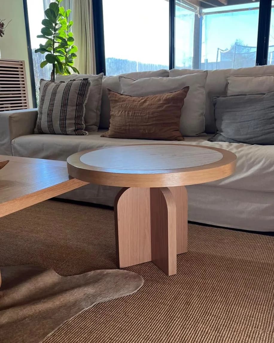 Mesa ratona redonda de madera y dekton